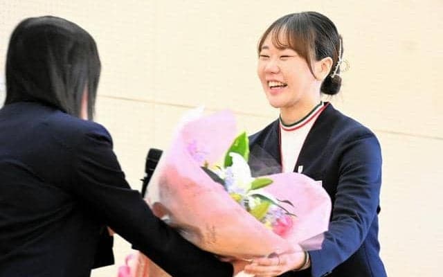 冬季五輪スケートの吉田雪乃選手、母校・盛岡工で涙の報告会