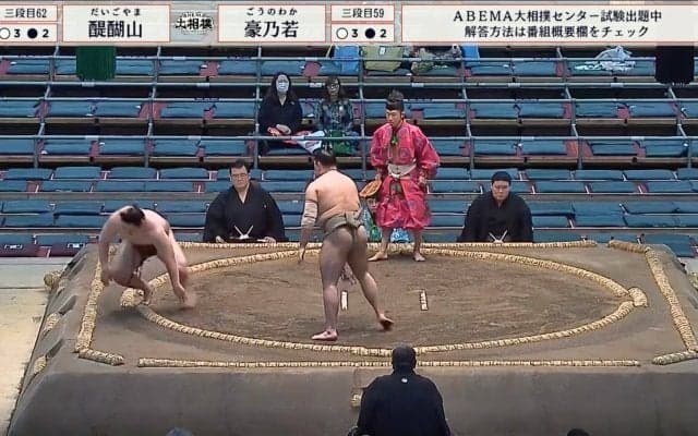 立ち合い直後に「ひっかけられた」　力士、一瞬で土俵割る驚きの光景「技あり」「ヘッスラ」館内どよめく