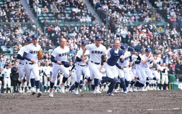 滋賀学園が県勢甲子園通算７０勝目　長崎西との接戦を制しセンバツでは９年ぶりの白星