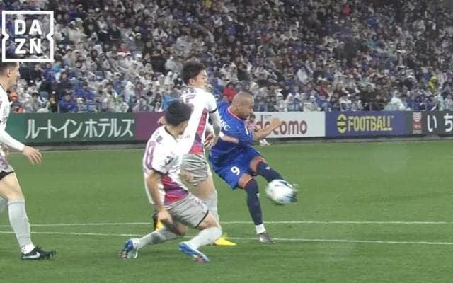 守備陣呆然の理不尽ゴラッソ！元得点王の“ノールック高速反転シュート”にスタジアム騒然「腰がすごい」「見てないのに決める」