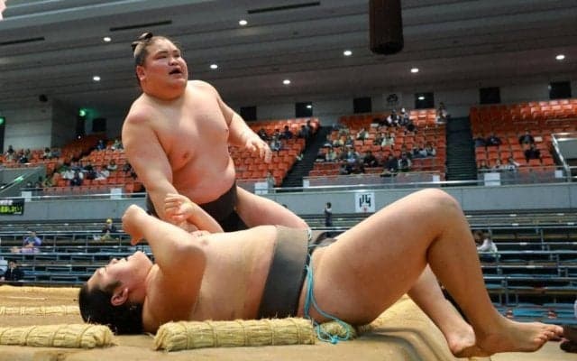 “史上最強の新弟子”旭富士が無傷１４連勝で決定戦に、惜敗の対戦相手「ものにできなかった」