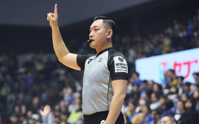 Bリーグが「レフェリーマイク」導入へ…5月のポストシーズンから本格実装、将来的な全試合着用も視野