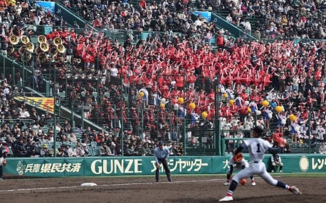 甲子園に響いた｢ゴジラのテーマ｣→2点を先制！神村学園の演奏にSNSも感動の渦｢かっこよすぎる｣｢迫力凄い｣【センバツ】