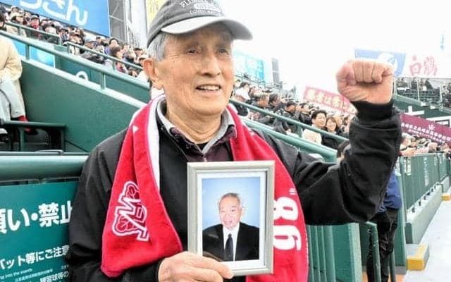 75年ぶりの選抜　長崎西の86歳卒業生が先輩の遺影を持って声援