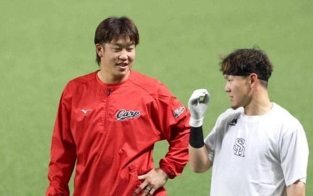 広島　ＷＢＣ戦士・小園がチーム合流　共闘したソフトＢ・牧原と交流も　試合前には“お茶たてポーズ”をサービス