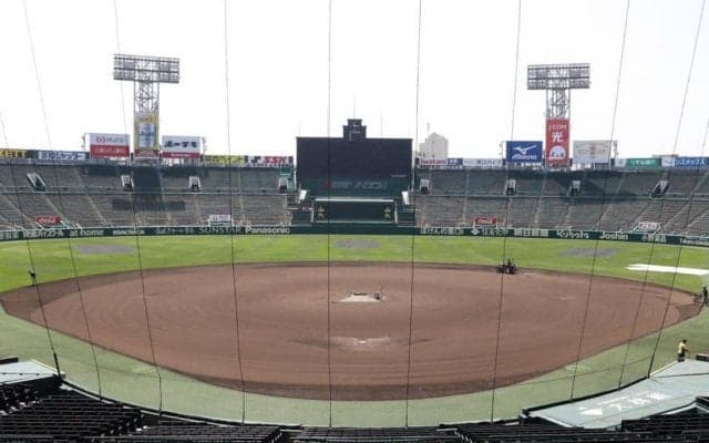 花巻東・久保村が頭部死球で一時ベンチに退く　三回に投球がヘルメットを直撃　その裏の守備から試合に復帰