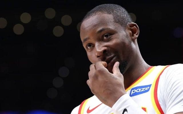 ホークスのジョナサン・クミンガが“右腕1本”でNBA歴代6位の超ロングショット成功