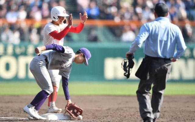 智弁学園・八木が絶妙バントで追加点演出　三塁線へ切れそうで切れず　解説者「運としか言いようがないですね」