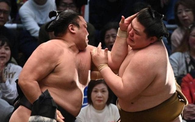 霧島が３度目Ｖ王手　王鵬下し１敗死守　琴勝峰敗れ２敗消える　２１日にも１４場所ぶり賜杯