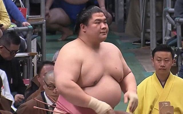 「宇良が国境を越えた」“ピンク”髪の外国人女性ファンが熱視線 「モーレツな宇良ファン」「ロックなお姉さん」