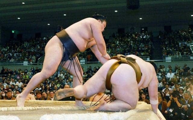 霧島　初１１連勝２差独走でＶ王手　大関復帰も見えた　粂川審判長「話はちらほら出ている」