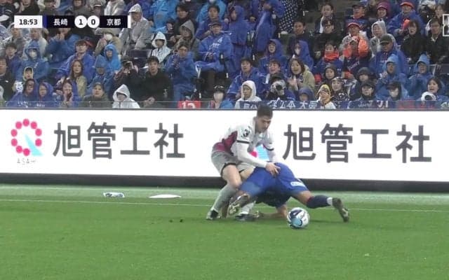 「やばくないか」元得点王の負傷交代にファン騒然「脱臼？」長崎FWが接触転倒→肩を押さえて悶絶「手をついた時の形が…」