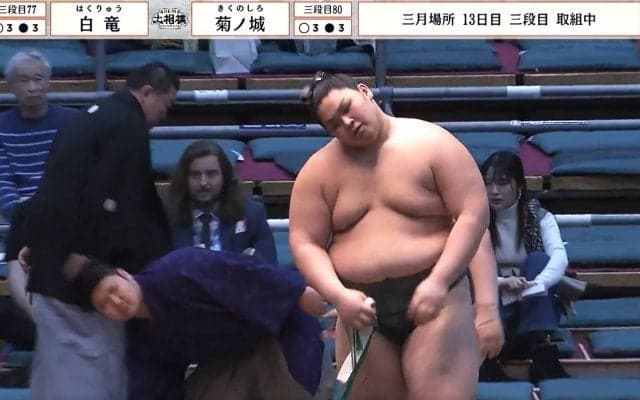 「様子がおかしい」土俵下に転落した力士、勝ち越し決めるも心配の声 土俵下で呼出も心配顔