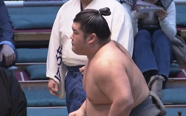 “復活を期す”力士の「長すぎるお辞儀」が話題 「心が洗われる」「感慨深い」
