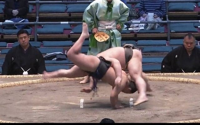 立ち合いで見たことない体勢に“ヒヤリ” 「どすん！」一体何が？ 館内騒然の一コマ