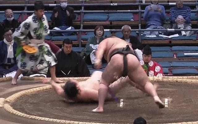 「どこ叩いたんだよ」「なんだ今の技」“パチン”大きな音の直後に巨漢力士が崩れ落ちる 全勝対決で唐突な幕切れ