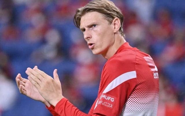 ｢なぜ日本？｣欧州CL席巻クラブが渋谷スクランブル交差点で新ユニ発表！ユンカー輩出チームの“まさかの日本推し”に騒然も…｢か、かっけぇぇ｣