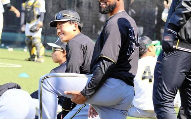 阪神　ドラフト１位・立石が筑後合流　実戦で守備に就く予定　コンスエグラと笑顔で談笑する場面も