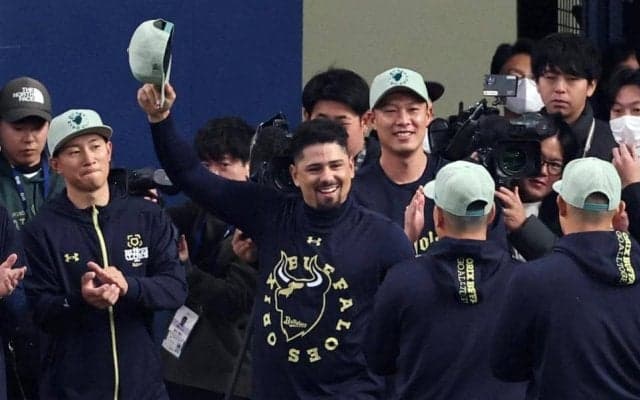 オリックス　マチャドがチームに合流！ベネズエラＶに貢献した右腕　仲間たちがケーキで祝福→集合写真でニッコリ