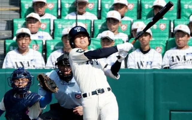 均衡破る適時二塁打放つ　東洋大姫路の松本主将「低い打球」を意識