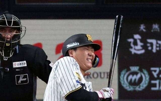 阪神　大山が左脇腹付近に死球受ける　九里がマウンドから歩み寄って謝罪→大山もヘルメット脱いで頭を下げる　京セラ一時騒然