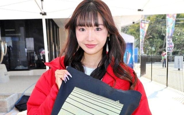 【競輪】防府Ｇ２　インタビュアーとして活動中の高月れながチャリロトブースに「来てくださいね」とＰＲ