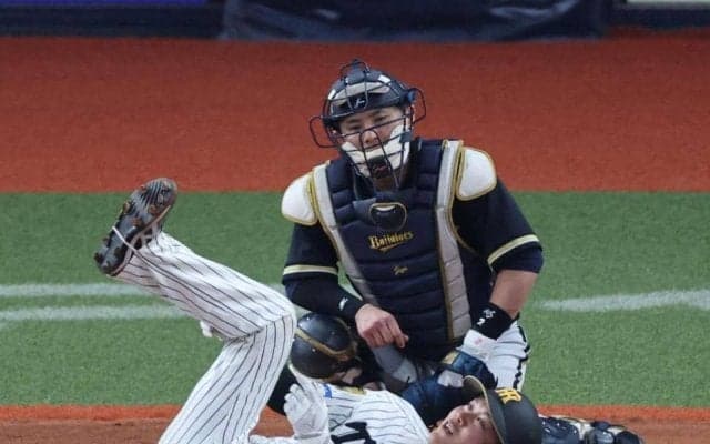 阪神　伏見が右足に死球を受けホームベースで仰向けに　代走に岡城　この日両チーム３つ目の死球に京セラ騒然
