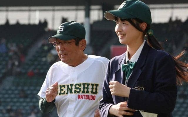 ７７歳１１カ月４日の専大松戸・持丸監督「甲子園の校歌って本当にいいな」　穏やかな笑み　センバツ最年長監督勝利記録
