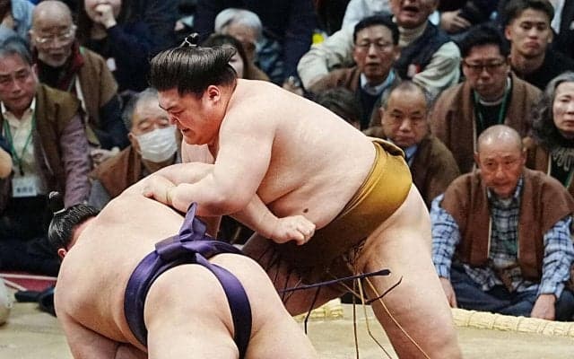 義ノ富士、王鵬の突き落としに屈して負け越し　新入幕からの連続勝ち越しは４場所でストップ