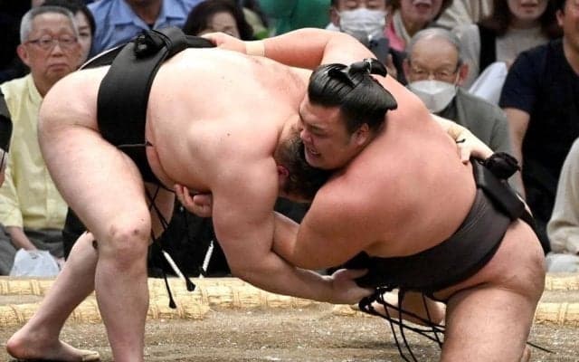 霧島が１４場所ぶり３度目の優勝　安青錦に敗れるも３敗豊昇龍、琴勝峰も総崩れで波乱の決着「負けちゃったんですけど」も大関復帰濃厚にし涙「娘から万歳したいと頼まれていた。よかった」
