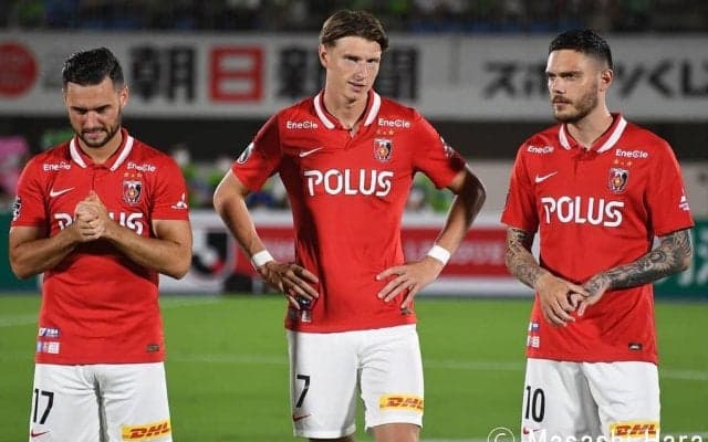 ｢超イケメンがまさか…笑｣元浦和の“魔法使い”、J2新天地に染まった(?)｢ノリノリ変装ショット｣にファン騒然！｢パウロプロデュースだろw｣