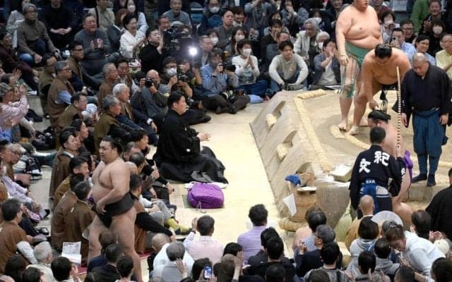 １４場所ぶりＶに涙の霧島「娘から『万歳したい』って頼まれていて」「諦めずにやっていれば最後にいいことあると信じてやってきた」荒れる春場所、異例の上位総崩れで決着