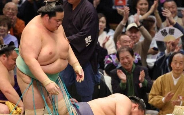 「豊昇龍ぅ」「あらら…」「両者とも負けて決まるとはなぁ」　異例の上位総崩れ決着にＳＮＳ騒然　霧島の３度目優勝が１４日目に決定