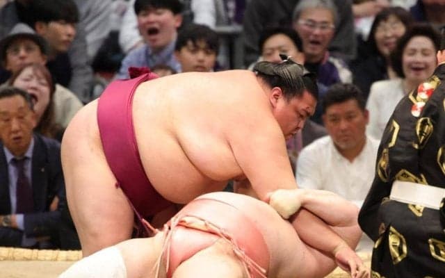 御嶽海が勝ち越し　投げに抵抗した宇良に「彼女じゃないんだから（笑）」　腕を絡めて粘られる