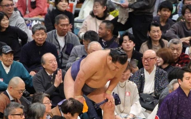４敗目で優勝逃した横綱豊昇龍　Ｖの霧島インタビュー見つめ「なんで泣いてんだろうな」とポツリ