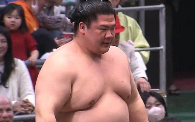 「何を見せられてるんだw」“粘りすぎた”宇良がものすごい体勢に 「怪我させないように気をつけた」御嶽海の優しさにファン注目