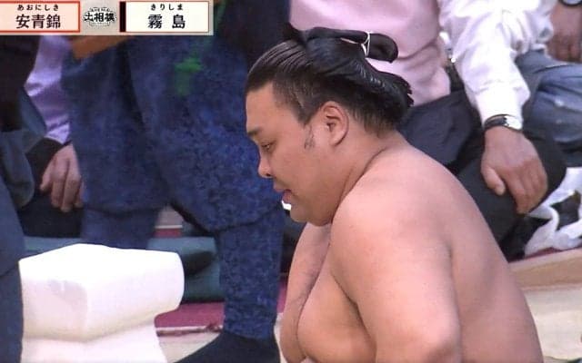 「霧島が泣きそう」「よかったね」土俵下で霧島が見せた表情にファンもらい泣き カメラが捉えた3度目V決定の瞬間