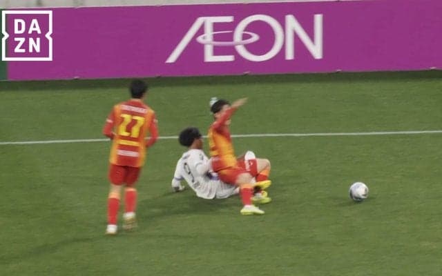 「ノーカード？」ユニフォームを引っ張り倒してもイエローにならず…微妙ジャッジにファン疑問「2枚目で退場では」