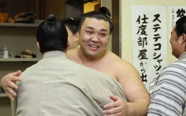 霧島１４場所ぶりＶ！史上３例目の史上３例目グイッ　優勝争い３人とも敗れ決定「大関に戻りたい気持ちで稽古を重ねてきた」
