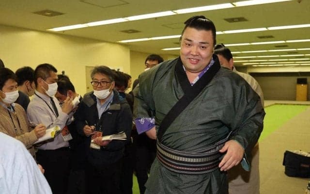 「パパいつ優勝するの。万歳したい」　長女アヤゴーちゃんとの約束果たした霧島　千秋楽には家族３人呼んで記念撮影