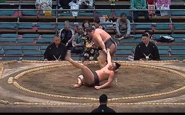 相手力士のまわしに“触れず”に白星「一体、どうやって？」 0.1％の珍手炸裂に館内騒然 