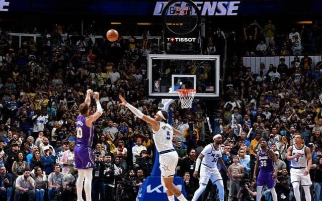 レイカーズがマジックに劇的勝利、9連勝を達成…ルーク・ケナードが試合終了間際に逆転3P