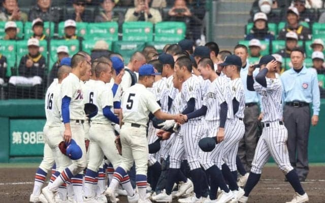 【センバツ】激闘の九州国際大付－神戸国際大付　両校監督がベンチ前でたたえ合う→選手も互いに頭を下げる　逆転サヨナラ打の吉田「ありがとうと」