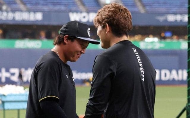 阪神　大山悠輔とオリックス・九里亜蓮が握手かわす　前日の試合で左脇腹付近へ死球　直後に九里が帽子を取って謝罪