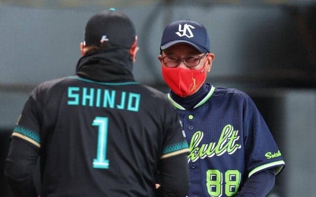 【ヤクルト】池山監督、日本ハム新庄監督と〝おそろい〟赤マスクでメンバー表交換　20日にもらう