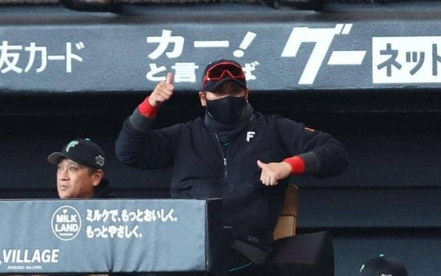 「楽しそうでウケる」新庄監督と池山監督の珍ジェスチャー交流話題　日本ハム・山県の好守備巡り「ジェスチャーで会話しとるｗ」「大好きなんかお互い」