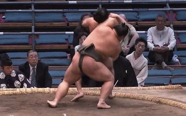 大相撲で「一本背負い決まった」「すんごい決まり手」細マッチョ力士、体重差を跳ね返す劇的決着に館内騒然