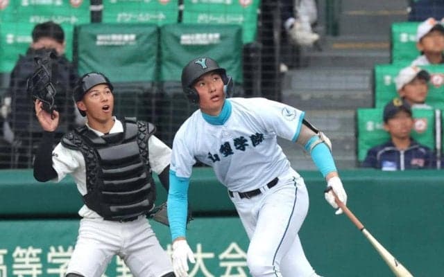 山梨学院　菰田陽生の先制アーチに「化け物過ぎて」「魅力的にもほどがある」「規格外」甲子園もネットも騒然
