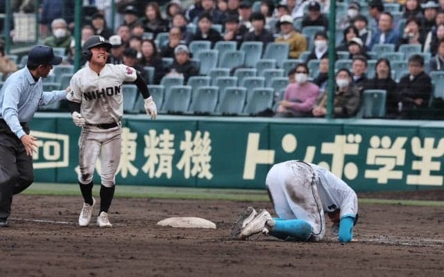 山梨学院・菰田陽生がまさかの負傷交代…一塁守備時に走者とこう錯、グラウンドでうずくまる【センバツ】