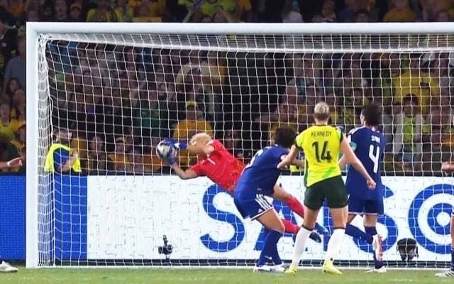 「キャッチはエグイって！」なでしこGKの“弾かない神セーブ”にSNS沸騰「凄すぎて叫んだ」山下杏也加が大ピンチで横っ飛び【女子アジア杯】